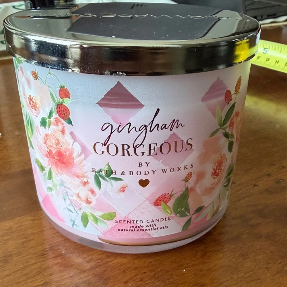 Bath & Body Works Gingham Gorgeous Candle - Pink and White - Picture 1 of 8